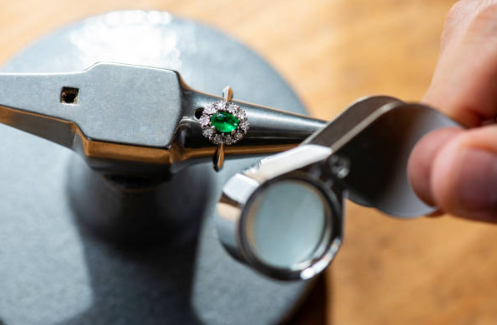 Contrôle qualité à la loupe — bague émeraude